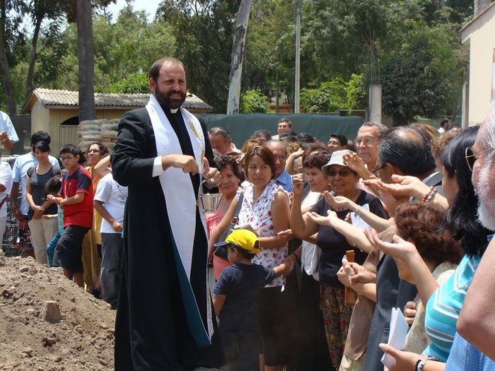 P. Jean Pierre Teullet durante la bendición de los cimientos de la Capilla del Santísimo de la Iglesia San José de Mayorazgo