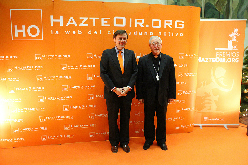 Ignacio Arsuaga, presidente de HazteOir.og, con Mons. Juan Antonio Reig Plá, obispo conservador conocido por sus declaraciones homófobas