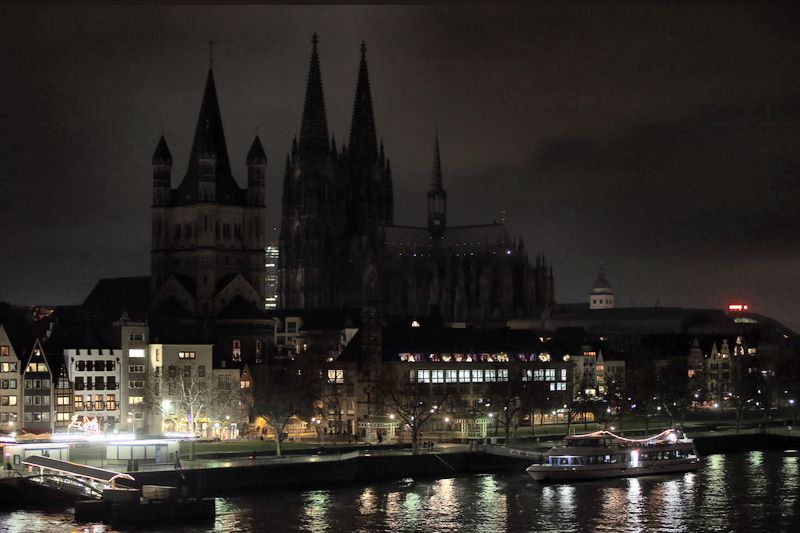 Vista de la Catedral de Colonia el 5 de enero de 2015 durante la noche