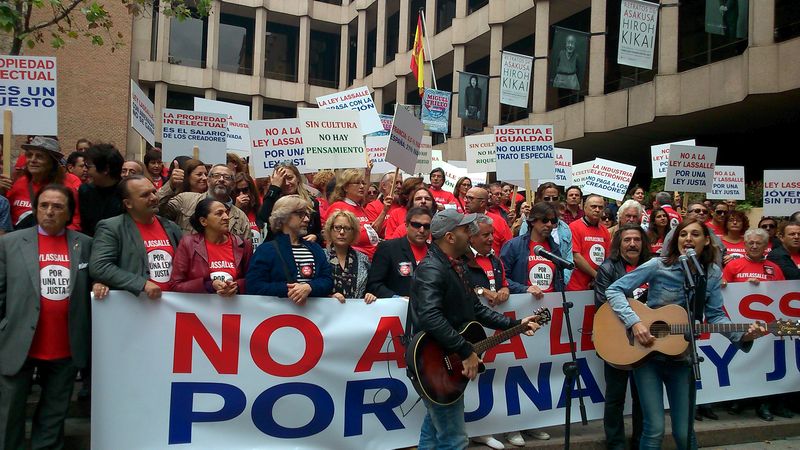 Manifestación de artistas protestando contra la Ley de Propiedad Intelectual conocida como Ley Lassalle, en Plaza del Rey frente a la Secretaría de Estado de Cultura (Madrid, 7 de octubre de 2014)