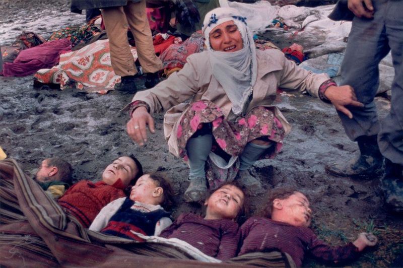Madre palestina llorando a sus hijos asesinados por milicianos católicos maronitas de la Falange Libanesa durante la masacre de Sabra y Shatila (16 de septiembre de 1982)